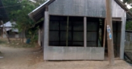 লাকসামে সরকারি রাস্তা দখল করে দোকান ঘর নির্মাণ